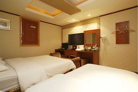 Two Be In Tourist Hotel