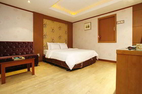 Two Be In Tourist Hotel