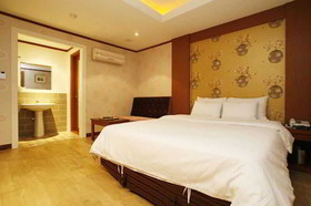 Two Be In Tourist Hotel