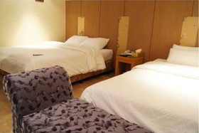 Two Be In Tourist Hotel