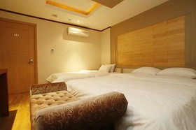 Two Be In Tourist Hotel