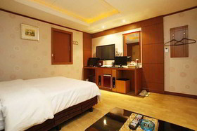 Two Be In Tourist Hotel