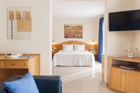Bayview Hotel & Apartments