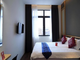 B Street Hotel