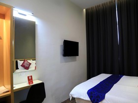 B Street Hotel