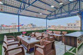Hotel R r by OYO Rooms