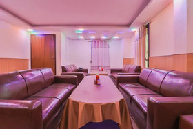 Hotel R r by OYO Rooms