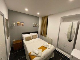 Happy Dreams Apart Hotel