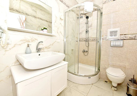 Royal Garden Suite Hotel