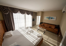 Royal Garden Suite Hotel