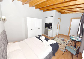 Royal Garden Suite Hotel