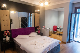 Royal Garden Suite Hotel