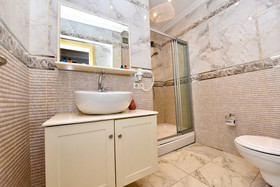 Royal Garden Suite Hotel