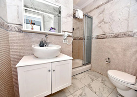 Royal Garden Suite Hotel