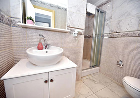 Royal Garden Suite Hotel