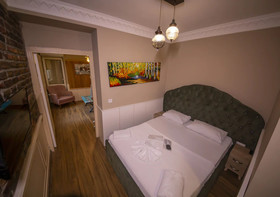 Royal Garden Suite Hotel