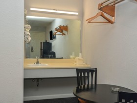 OYO Hotel Calhoun GA I-75 & US-41 Hwy