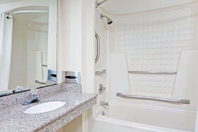 Super 8 by Wyndham Suwanee