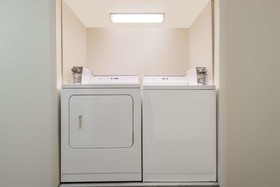 Super 8 by Wyndham Topeka/Wanamaker RD/I-70