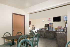 Super 8 by Wyndham Topeka/Wanamaker RD/I-70