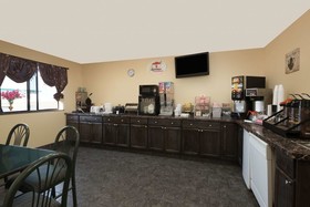 Super 8 by Wyndham Topeka/Wanamaker RD/I-70