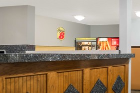 Super 8 by Wyndham Topeka/Wanamaker RD/I-70