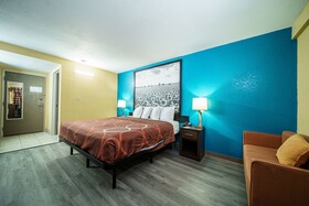 Super 8 by Wyndham Wichita Airport