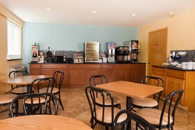 Super 8 by Wyndham Wichita Airport