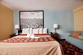 Super 8 by Wyndham Wichita Airport