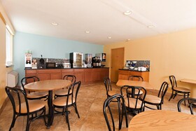 Super 8 by Wyndham Wichita Airport