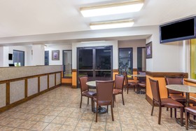 Super 8 by Wyndham Dandridge