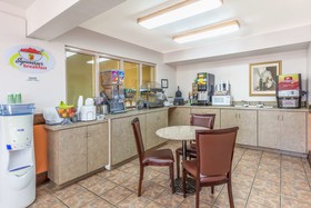 Super 8 by Wyndham Dandridge
