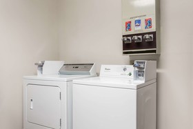 Super 8 by Wyndham Dickson