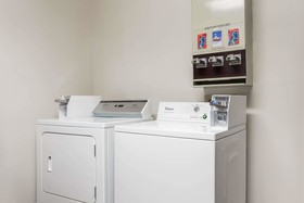 Super 8 by Wyndham Dickson