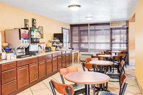 Days Inn & Suites by Wyndham Downtown Gatlinburg Parkway