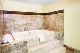 Days Inn & Suites by Wyndham Downtown Gatlinburg Parkway