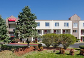 Econo Lodge Inn & Suites