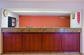 Econo Lodge Inn & Suites