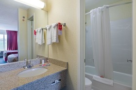 Econo Lodge Inn & Suites