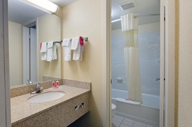 Econo Lodge Inn & Suites