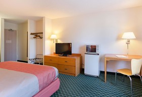 Econo Lodge Inn & Suites