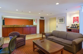 Econo Lodge Inn & Suites