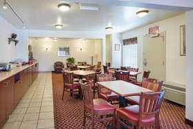Econo Lodge Inn & Suites