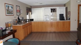 Econo Lodge Inn & Suites East