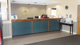 Econo Lodge Inn & Suites East