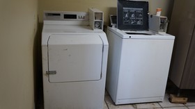 Econo Lodge Inn & Suites East