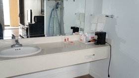 Econo Lodge Inn & Suites East