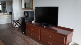 Econo Lodge Inn & Suites East