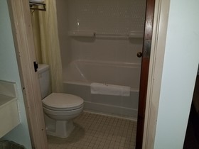 Econo Lodge Inn & Suites East