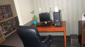 Econo Lodge Inn & Suites East